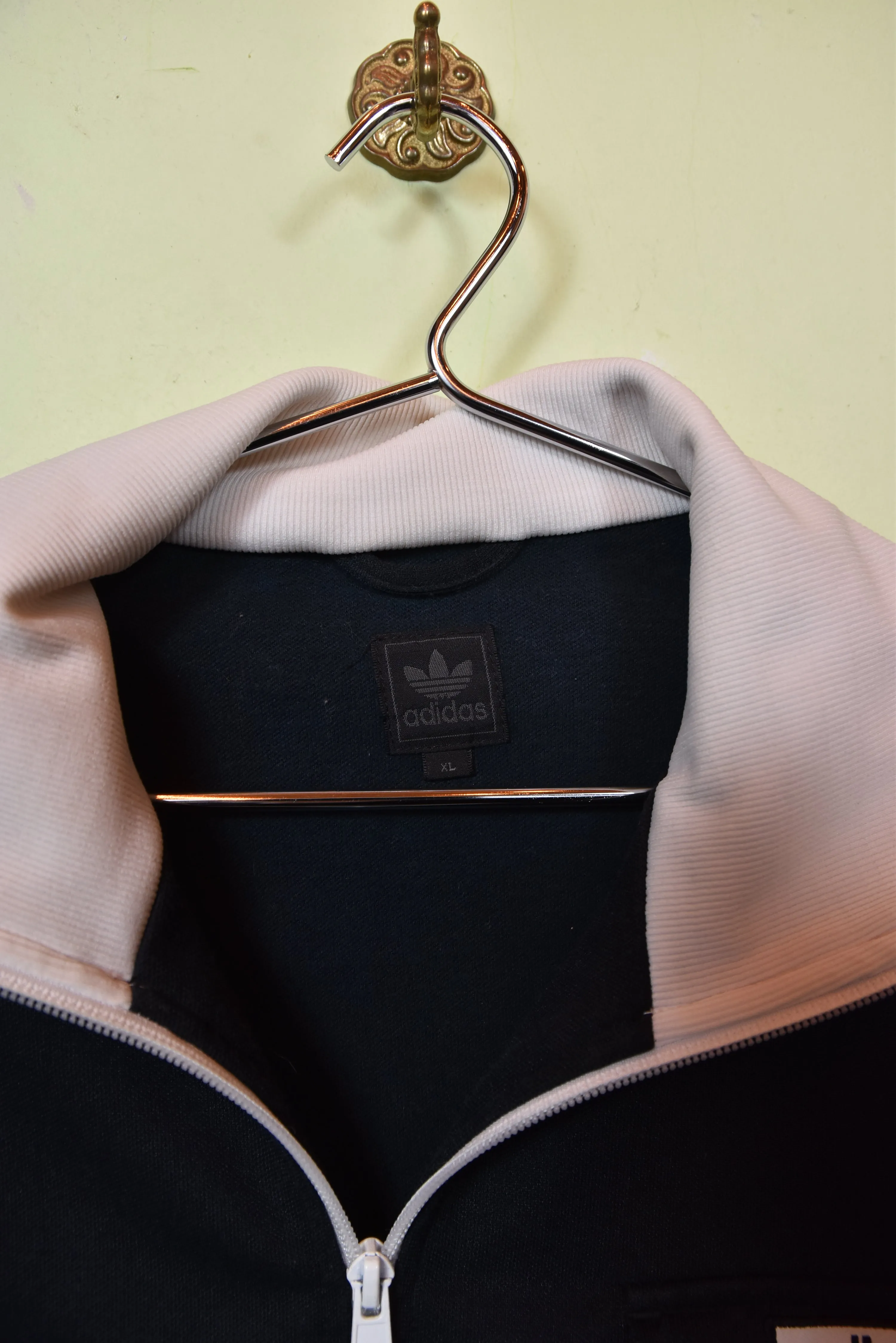 ADIDAS schwarze Trainingsjacke mit Kontrastbündchen, Gr. XL