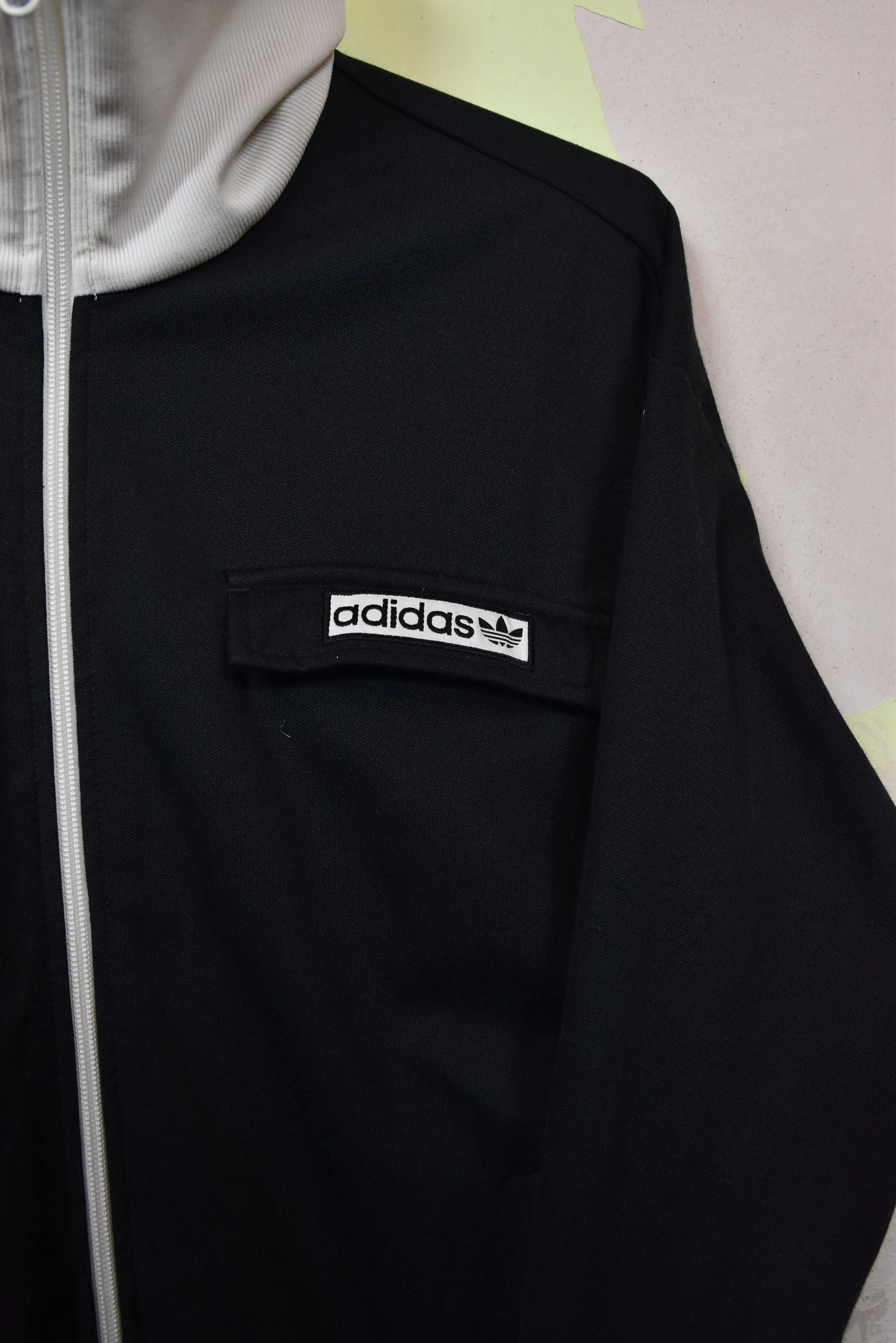 ADIDAS schwarze Trainingsjacke mit Kontrastbündchen, Gr. XL